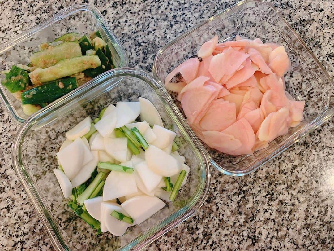 仲間リサのインスタグラム：「夏に食べたいあっさり副菜🥒﻿ ﻿ ⚫︎たたききゅうりの梅おかか和え﻿ ⚫︎カブのカンタン酢漬け﻿ ⚫︎新生姜の甘酢漬け﻿ ﻿ きゅうりとカブはほとんど息子のお腹の中に.﻿ 新生姜は見かけるとついつい買っちゃう🤤﻿ ﻿ ﻿ #暑くてぐったり﻿ #熱中症にもお気をつけください 🙏🏻」