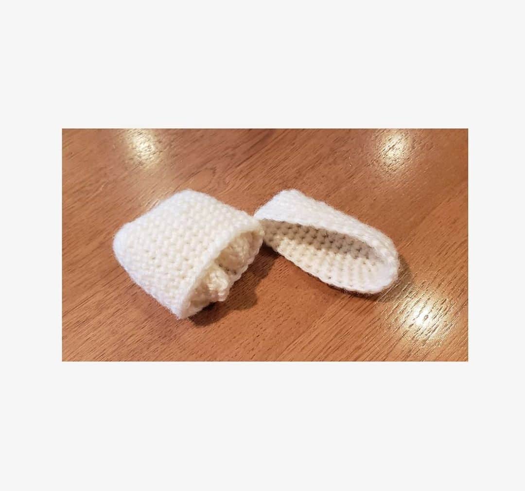 アイパー滝沢さんのインスタグラム写真 - (アイパー滝沢Instagram)「新作編み物69 『AirPods』 何も聴こえて来ませんが、とても耳に優しく出来てるので耳痛くならないです。まさにエアーってことなのか？ホゥ。 #handmade #knitting #Crochet #Apple #あみぐるみ #イヤホン #ハマナカ毛糸 #わんぱくデニス #よしもと手芸人 #アイパー #knitting_art」8月5日 14時53分 - t.aipa