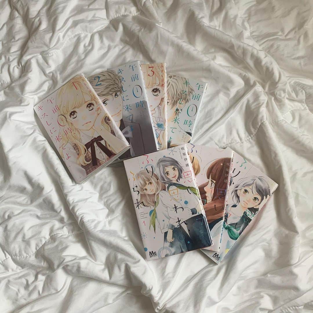 斉藤真木子さんのインスタグラム写真 - (斉藤真木子Instagram)「#0キス #ふりふら 実写化で話題のこの2作ですが、先月最終巻を読み終えました。文庫本が発売された当時は本屋さんに通って毎巻購入していましたが、漫画本の保管場所に困りどちらも6〜7巻から電子書籍で購入するようになりました。ただやっぱり紙版は独特な香りや手触りやページをめくる動作なんかにすらトキメキを感じずにはいられませんし、電子版は場所やタイミングを選ぶことなく手軽にいつでもその世界に飛び込むことができるところなど、どちらが良いかなんて決められないくらいそれぞれ本当に魅力的。こう見えて学生時代からコツコツ集めてきた少女漫画がたくさんあるので菅原茉椰ちゃんなんかは良く漫画喫茶のように家に読み漁りに来てました（笑）最近急に暑くなって日中はもちろん夜も気持ちよく眠れることが少なくなってきました。おうち時間を快適なものにしてくれるのは食べ物やお部屋の温度、インターネットを通じた人との繋がりだけではなく、こういったトキメキもその一つなのだと改めて感じています。ここまで読んでだからなんやねんと思った方、おめでとうございます。私も今、あなたと同じことを思っています。」8月5日 15時06分 - saitomakiko628