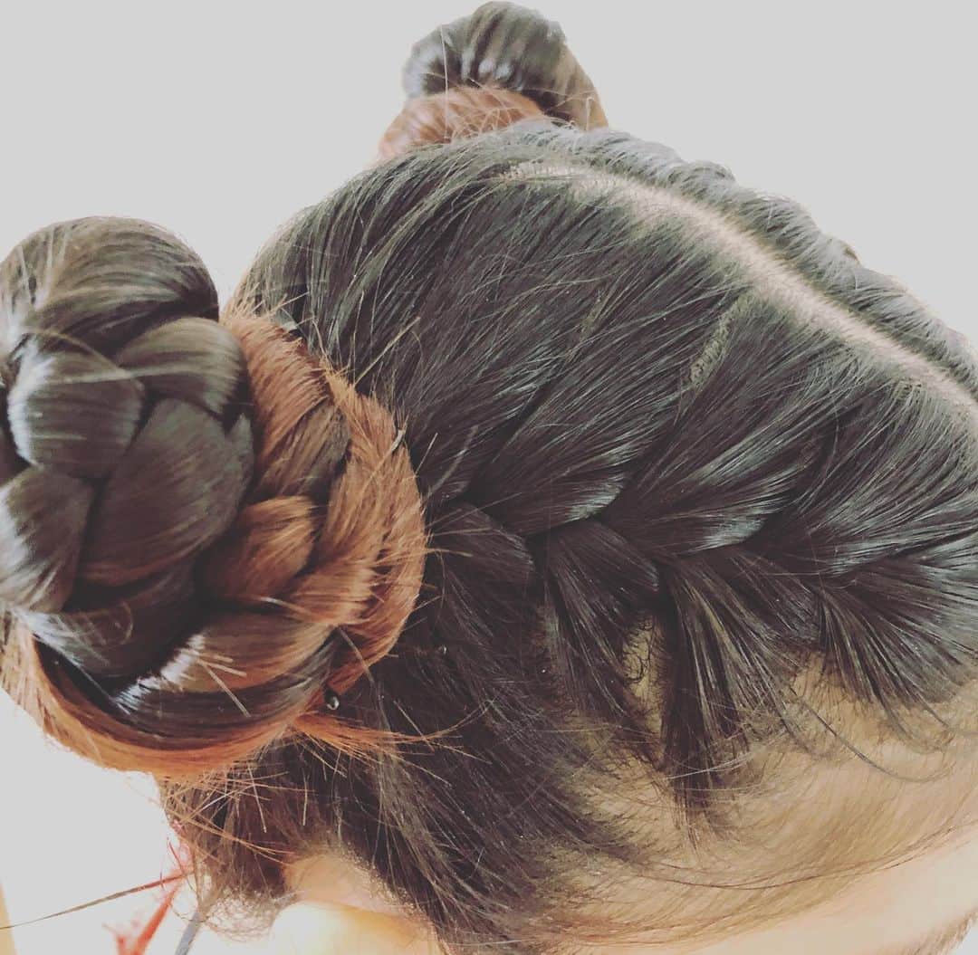 Liaさんのインスタグラム写真 - (LiaInstagram)「暇なので、娘の髪遊んでみました！Braided Maya’s hair into buns! I was just bored😙  #お団子ヘア #buns #hair #killingtime」8月5日 15時06分 - lia_vocalist