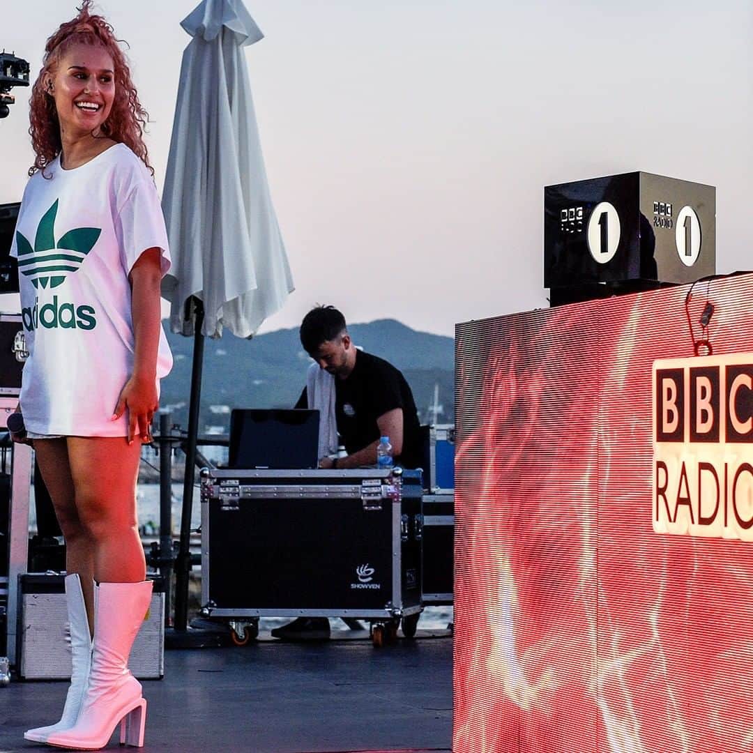 BBC Radioさんのインスタグラム写真 - (BBC RadioInstagram)「On this day in 2017 @raye and @jaxjones were on stage in Ibiza underneath that sunset 🌞⁣ ⁣ Radio 1's #DanceWeekend mixes are all still available to listen to on @bbcsounds 🔊」8月6日 2時00分 - bbcradio1