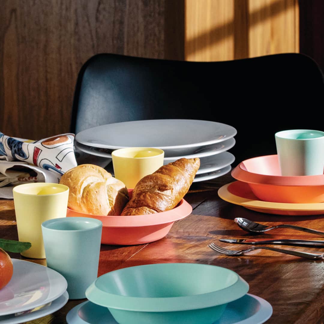 のインスタグラム：「Linear design and satin-finish colors, durable and easy to handle. Introducing Giro Kids Collection: your child’s new favorite table set.⁣ ⁣ Design by @ben_van_berkel / @Design by @unstudio_architecture」