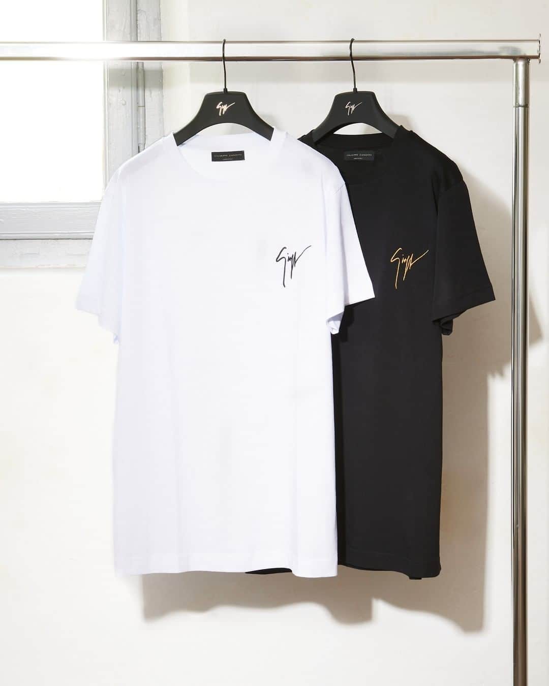 Giuseppe Zanotti Designさんのインスタグラム写真 - (Giuseppe Zanotti DesignInstagram)「The perfect tee? Yes, it does exist. #GiuseppeZanotti set out to craft the most coveted T-shirt while working from home during quarantine. He called the line-up the “Living Room.” You’ll call it pure comfort and style. #GZFW20」8月6日 2時02分 - giuseppezanotti