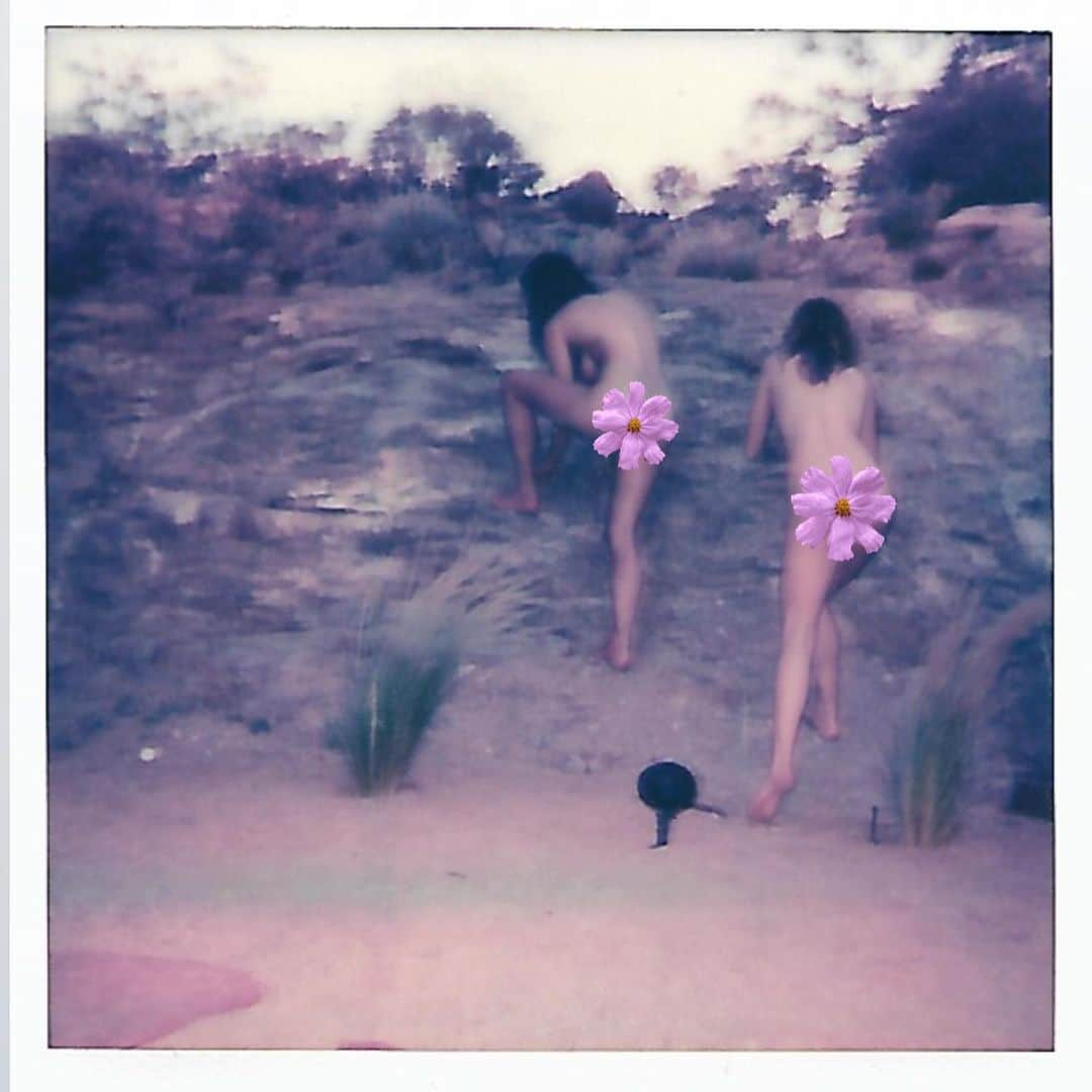 シェリー・ヘニッヒさんのインスタグラム写真 - (シェリー・ヘニッヒInstagram)「Hey @brittlrobertson @phoebejtonkin I finally got our polaroids developed」8月6日 0時38分 - shelleyhennig