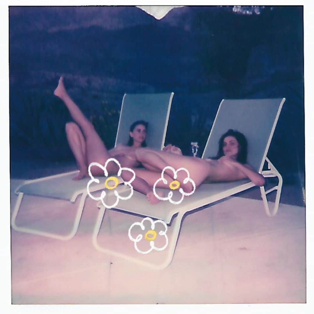 シェリー・ヘニッヒのインスタグラム：「Hey @brittlrobertson @phoebejtonkin I finally got our polaroids developed」