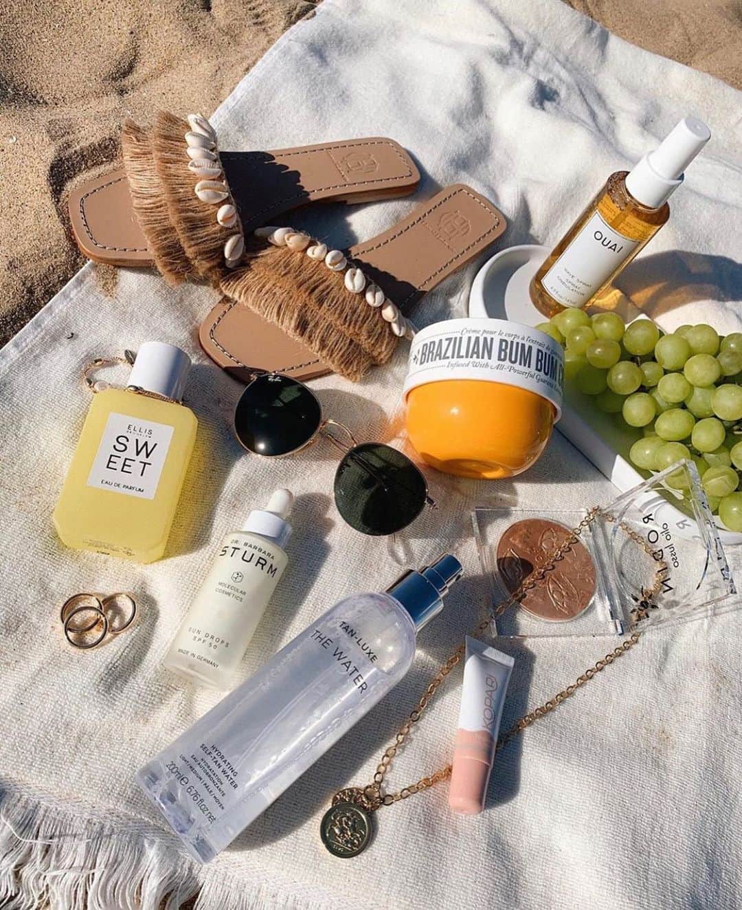 のインスタグラム：「Our Summer essentials include the Andrina Slide 🏝 🌞#HouseofHarlowSummer」