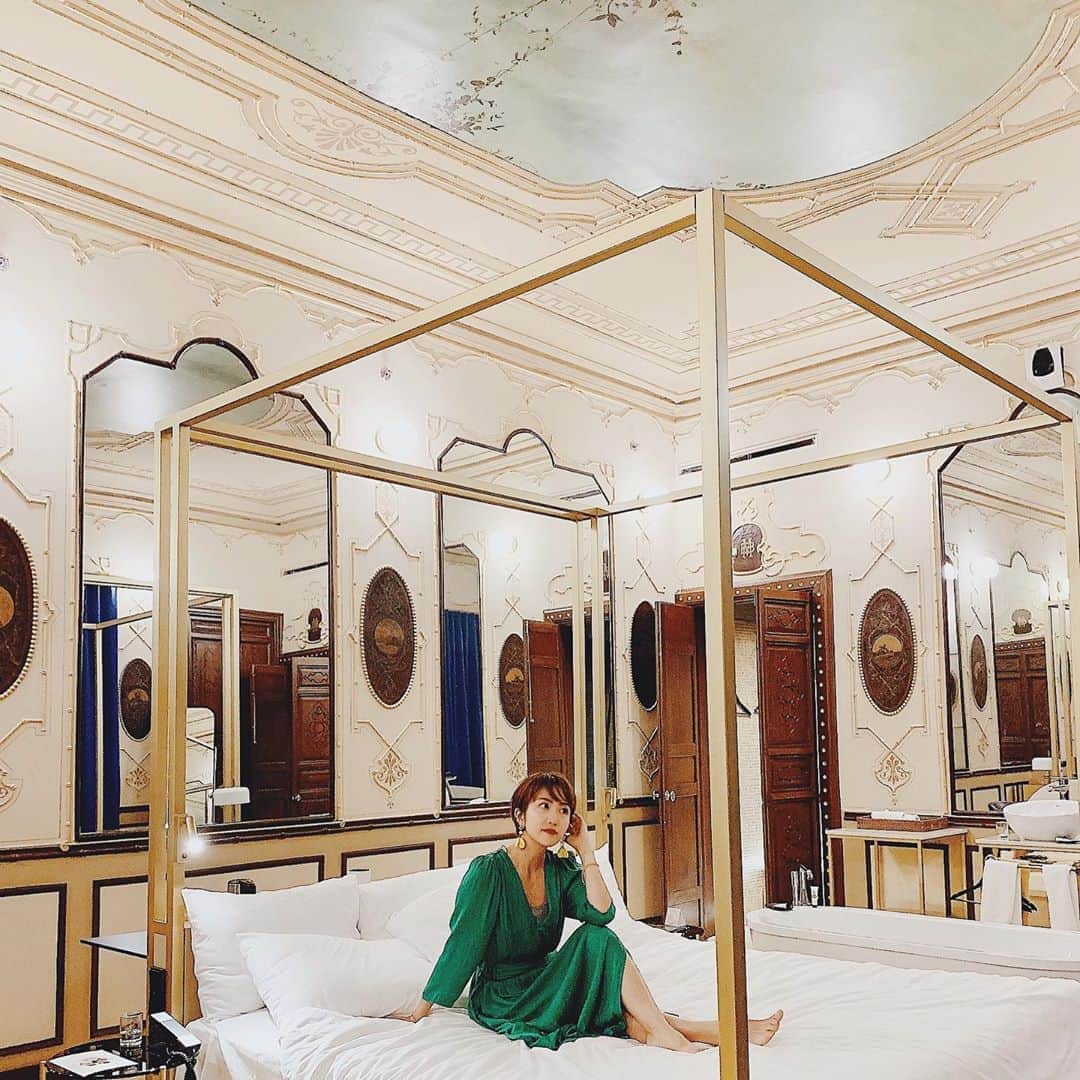 のインスタグラム：「🛁  2019.08.05  #ロストバゲージ 中は、毎日コロコロ変わる状況に翻弄され、ジェットコースターのように感情のアップダウンが激しく、心身共に疲弊しきっていた。  そんな私をついに神様が哀れに思ったのか、図らずも、#天蓋ベッド と#猫足バスタブ 付きのスイートルームにアップグレードされたのだ！！！  ゲイフレンドリーホテルというのもあり少々奇抜な内装だけど、不幸中の幸いともいうべきか、珍道中での細やかなラッキーだった。  総じて人生は良い事と悪い事の繰り返しで、辛いことがあればきっとその分、(いや、それ以上に)嬉しいことがある。そう思えたら、少し気がラクになるし、目の前の苦境も、何もかも乗り越えられる気がする。  #スペイン風  #ラブホ ？ #ホテル好きな人と繋がりたい  #throwback  #lostbaggage  #2019 #tbt🔙📸   📍 @axelhotels #madrid #spain #🇪🇸」