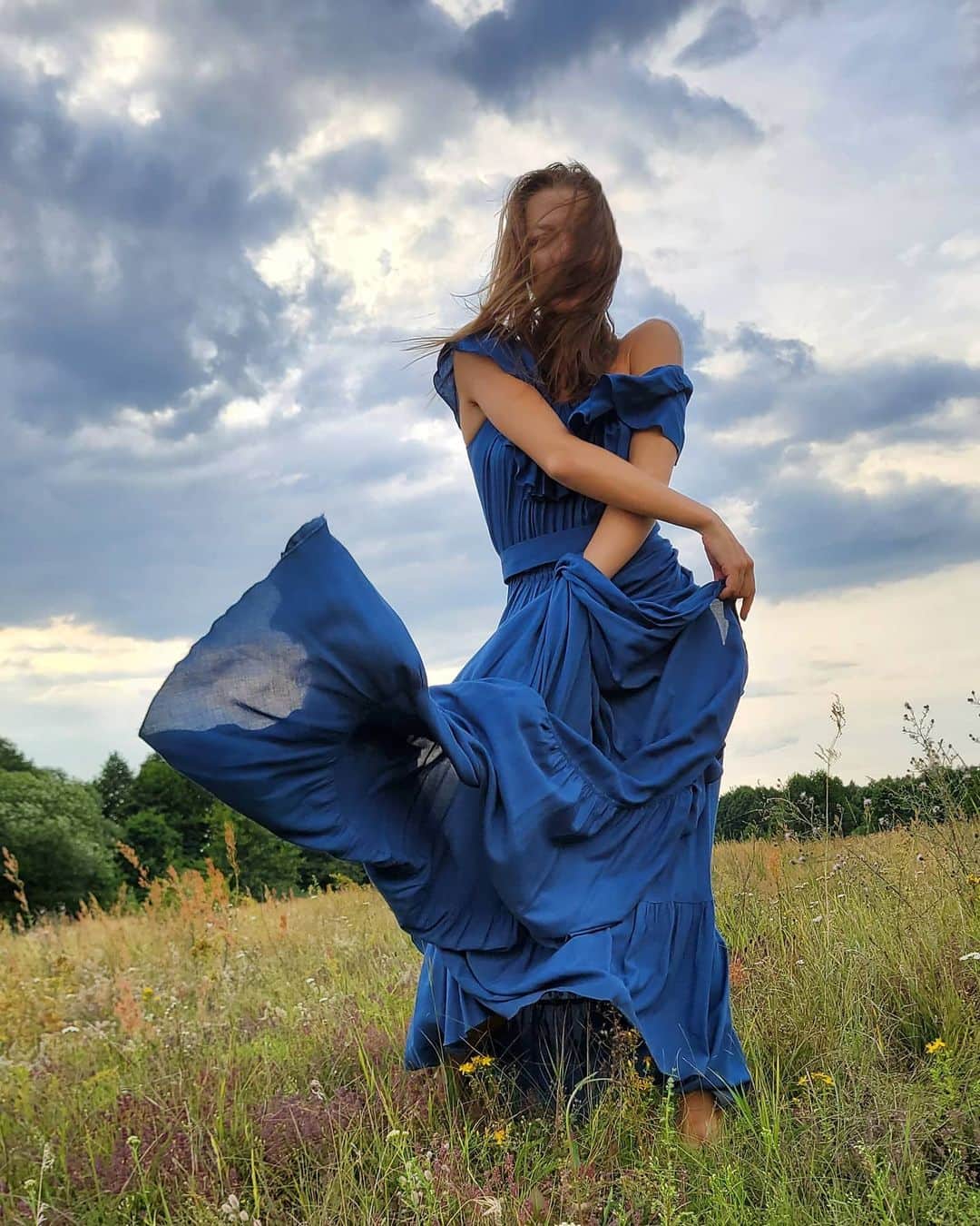 メリティナ・スタニウタさんのインスタグラム写真 - (メリティナ・スタニウタInstagram)「Валошка  ⠀ #belarus #samsungbelarus #galaxyzflip #dress #gymnast #girl #summer #bluedress #dance」8月6日 0時35分 - melitinastaniouta
