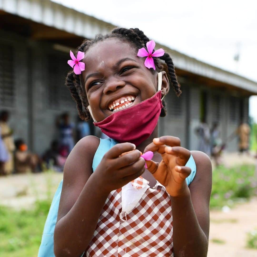 unicefさんのインスタグラム写真 - (unicefInstagram)「We all smile in the same language!  This little one is ready to play in her school made out of recycled plastic bricks in Côte d'Ivoire. Due to #COVID19, schools were closed for several weeks but when classes started again, there was a smile behind every mask.  © UNICEF/UNI334418/Dejongh @unicefcotedivoire」8月6日 0時45分 - unicef