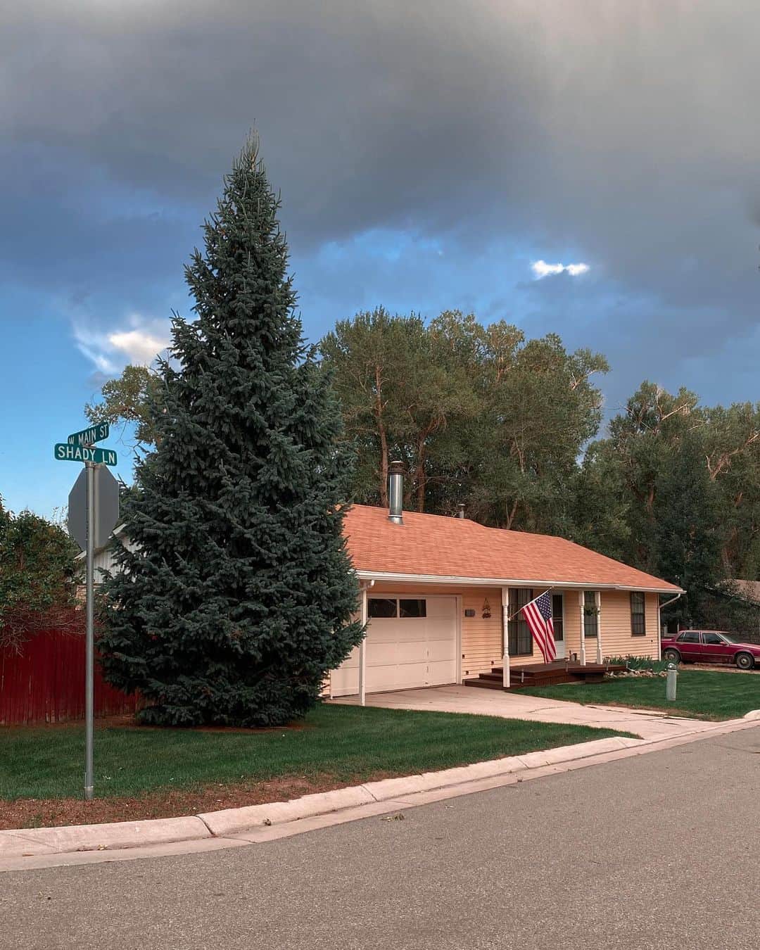 Robert Bingamanのインスタグラム：「Sometimes you see a house and an entire story enters your mind. Phil lives here. He parks his car backward because he’s thought through life’s big questions. He leaves the drive clear for Marla, his second wife, who will succumb to the coronavirus in early October. It’s gonna be weird for him. He and his friends—including Marla—had called it a fake crisis. Passing around jokes about car accident victims who “died of Covid-19.” What a joke. Yes even Marla had lung cancer—smoker since she was 18. Maybe a little overweight but who isn’t? But man she went quick. Got sick and died at 64. Phil isn’t sure what to feel. He misses her. Misses their chit chat. A new winter is coming for him. All he knows now is what he doesn’t know.」
