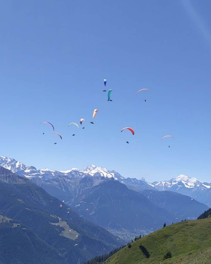 のインスタグラム：「スイス選手権初日 墜落者でてタスクは中止に… #パラグライダー　#スイス　#parapente #swissopen」