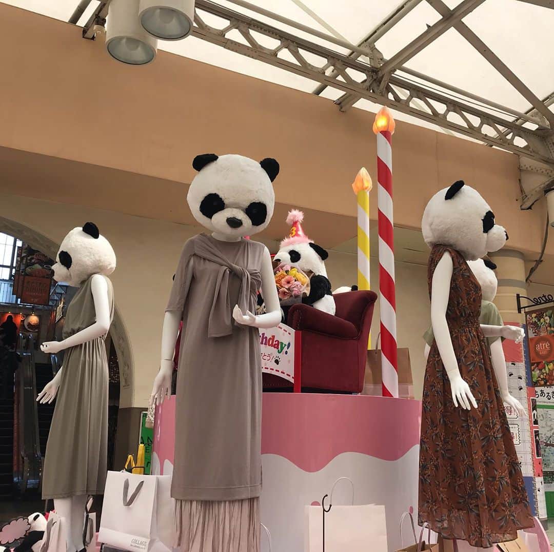 砂山圭大郎のインスタグラム：「なかなかパンチあった。 上野駅。 #パンダ」