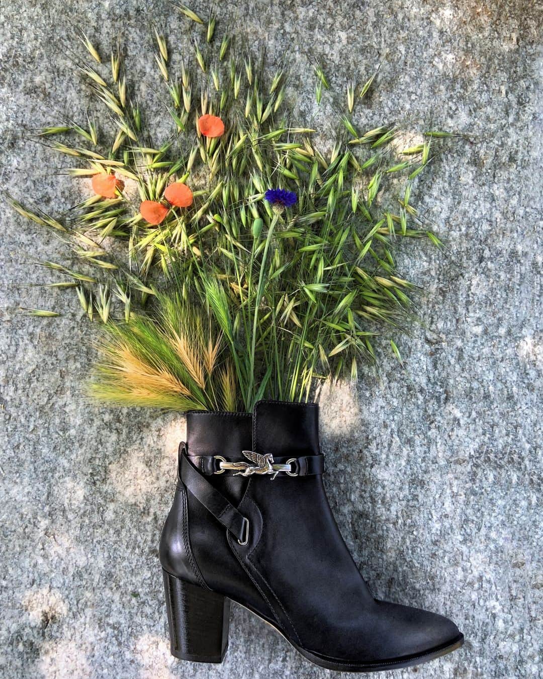 エトロさんのインスタグラム写真 - (エトロInstagram)「Step out with these #ETROSS20 boots featuring an ankle strap embellished by Pegaso. Find out more online and in boutiques worldwide.⁣ #ETRO」8月6日 0時45分 - etro