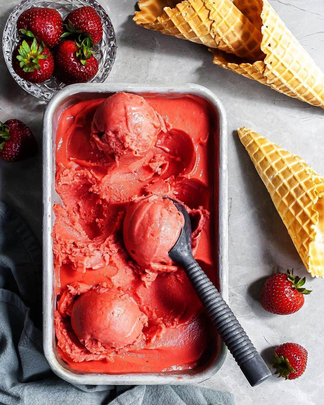 Vitamix Global Headquarters Real foodさんのインスタグラム写真 - (Vitamix Global Headquarters Real foodInstagram)「☀️Summer strawbs anyone??🍓 • Strawberry Rhubarb Sorbet Ingredients: 2 lbs rhubarb 1 lb strawberries 1 1/2 cups granulated sugar 1 tbsp lemon juice 1/4 tsp salt • 📸 + recipe by @crumbs.and.caramel Get the full recipe using the link in bio on their page • #repost #crumbsandcaramel #sorbet #vitamix #myvitamix #blender #frozendessert #strawberry #rhubarb #vegan #veganrecipes  #wholefood #blenderrecipes #veganfood」8月6日 0時48分 - vitamix