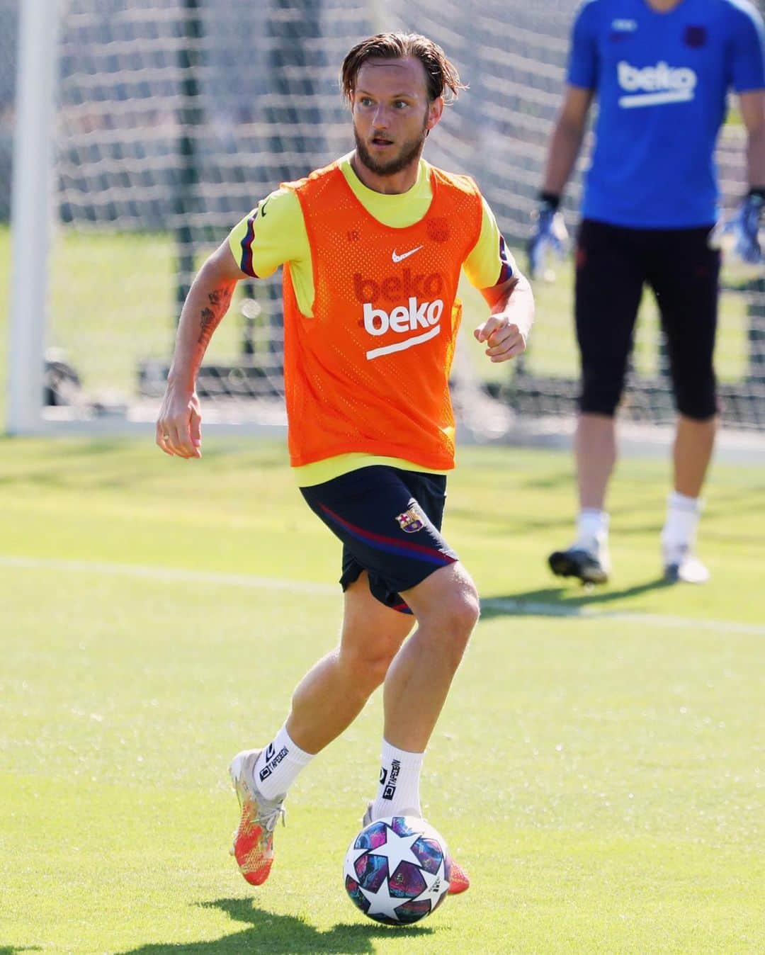 イヴァン・ラキティッチさんのインスタグラム写真 - (イヴァン・ラキティッチInstagram)「Closer and closer! Working hard, ready for Saturday! ⚔️👊🏼💥 #ivanrakitic #fcbarcelona #barçanapoli」8月6日 0時51分 - ivanrakitic