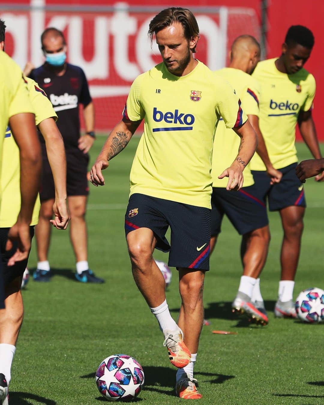 イヴァン・ラキティッチのインスタグラム：「Closer and closer! Working hard, ready for Saturday! ⚔️👊🏼💥 #ivanrakitic #fcbarcelona #barçanapoli」