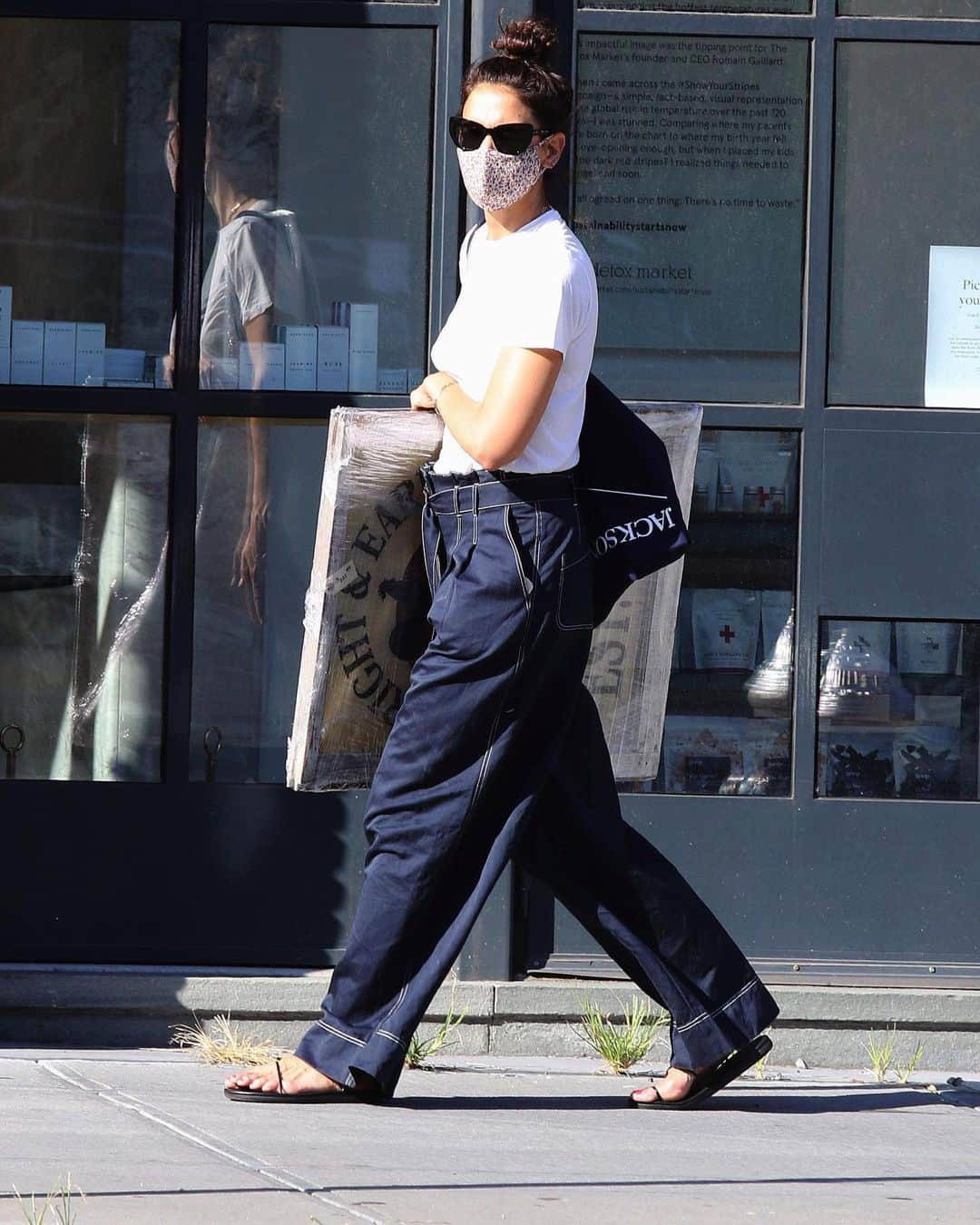 アンシャングリークさんのインスタグラム写真 - (アンシャングリークInstagram)「#KatieHolmes wears our KANSIZ sandals, a hero style of the summer out in NYC this weekend ☀️  #AncientGreekSandals」8月6日 0時53分 - ancientgreeksandals