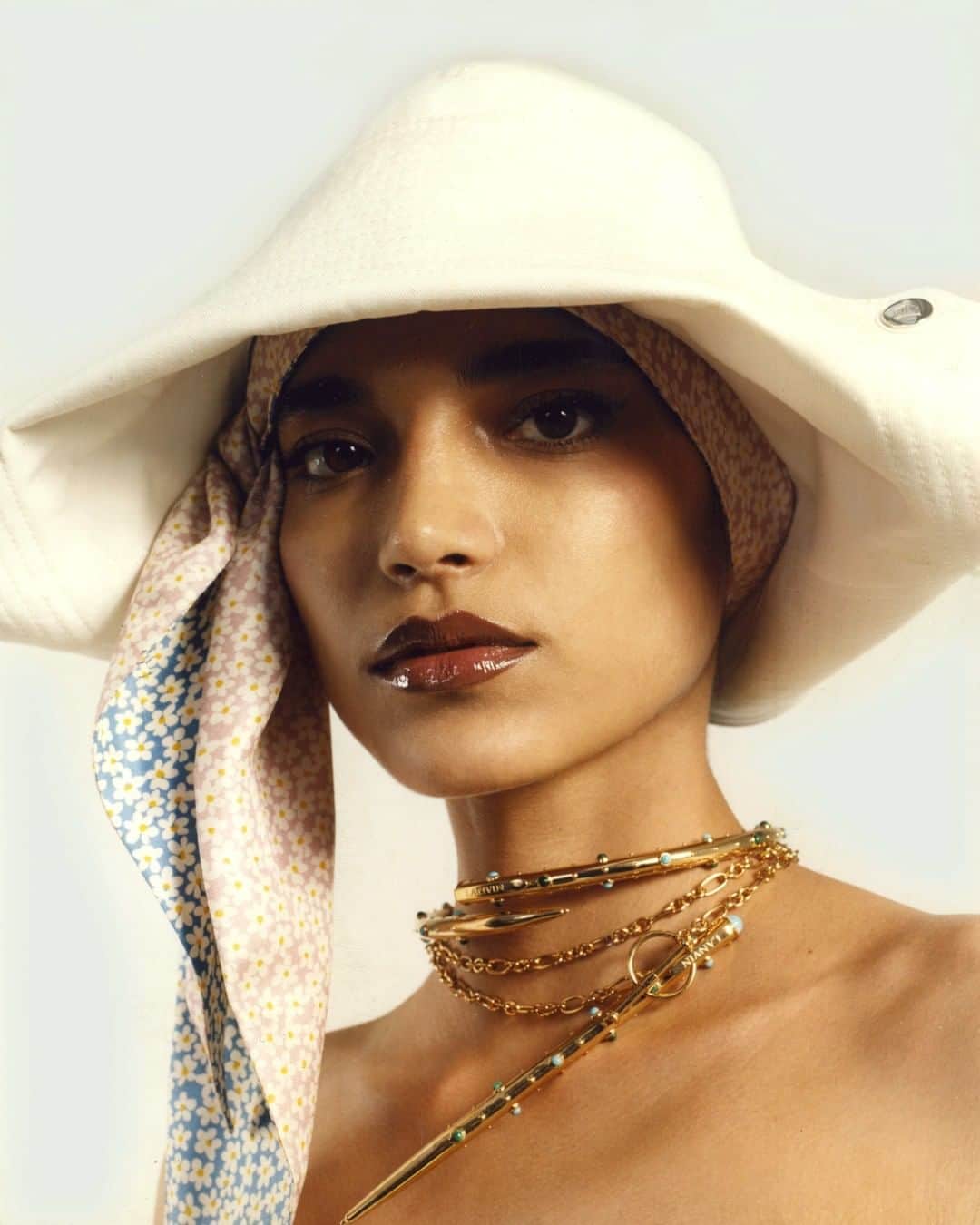 ランバンのインスタグラム：「#LanvinSS20 Bicorn gazar hat, daisies silk scarf and bejeweled Pencil choker and necklace. More via link in bio and in stores. #LanvinJewelry #Lanvin」