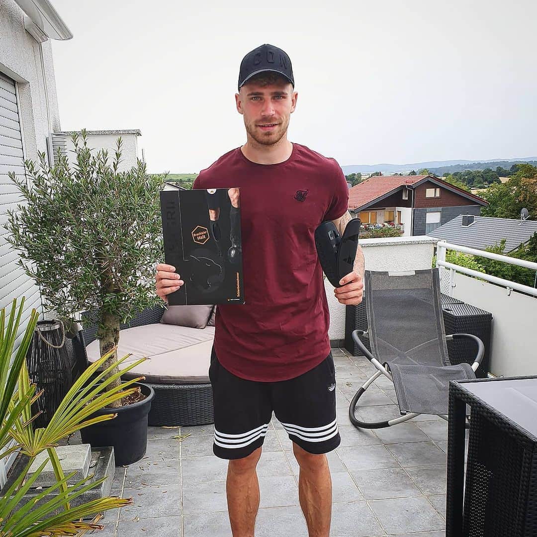 フェリックス・プラッテのインスタグラム：「⚽️ GEWINNSPIEL/ WERBUNG ⚽️  Zusammen mit @panthergrip verlose ich zwei Paar Schienbeinschoner 🙌🏼  Was ihr dafür tun müsst ? - mir & @panthergrip folgen  - den Beitrag liken & mit der Größe S oder L kommentieren   Das Gewinnspiel geht bis zum Freitag, den 07.08.20/ 19 Uhr. Anschließend werden die Gewinner ausgelost & per DM benachrichtigt.  Viel Spaß & Viel Glück 😜✊🏼  #werbung #gewinnspiel #auslosung #nevergiveup  Das Gewinnspiel steht in keiner Verbindung zu Instagram. Der Rechtsweg ist ausgeschlossen. Keine Gewähr und/ oder Barauszahlung des Gewinns. Die persönlichen Daten werden nicht an Dritte weitergegeben.」