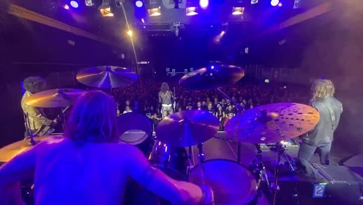 ルーファス・テイラーのインスタグラム：「Seems like ages ago now since @rockandrolldeservestodie was smelling the crowd in Australia. We WILL smell again....🧐 #thedarkness #letthemusicplay 📸 - @scottdolansprings」