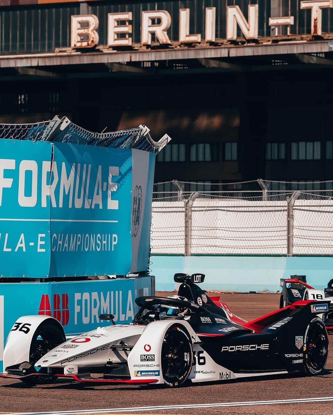 アンドレ・ロッテラーのインスタグラム：「It’s race day and it feels good to be back on track 🤩. A little bit more than an hour to go until we finally #gogreen in Berlin!! #fingerscrossed 🤞🏻  #tagheuerporsche #abbfiaformulae #racing #berlin」