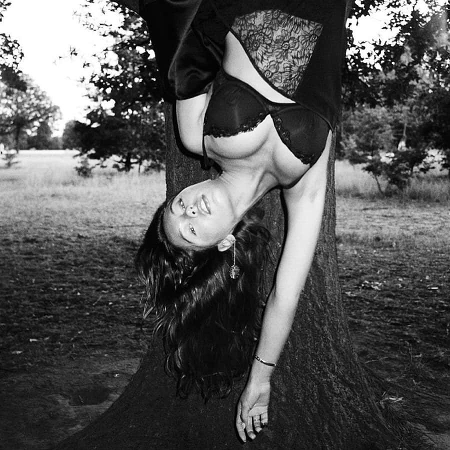 アイリス・ロウさんのインスタグラム写真 - (アイリス・ロウInstagram)「Dare to play in #LaPerla 🌳 ~* I fell out of the tree upside down face first after this picture :)   Taken for @laperlalingerie by @nathanastaylor 🌪 #ad」8月6日 0時57分 - lirisaw