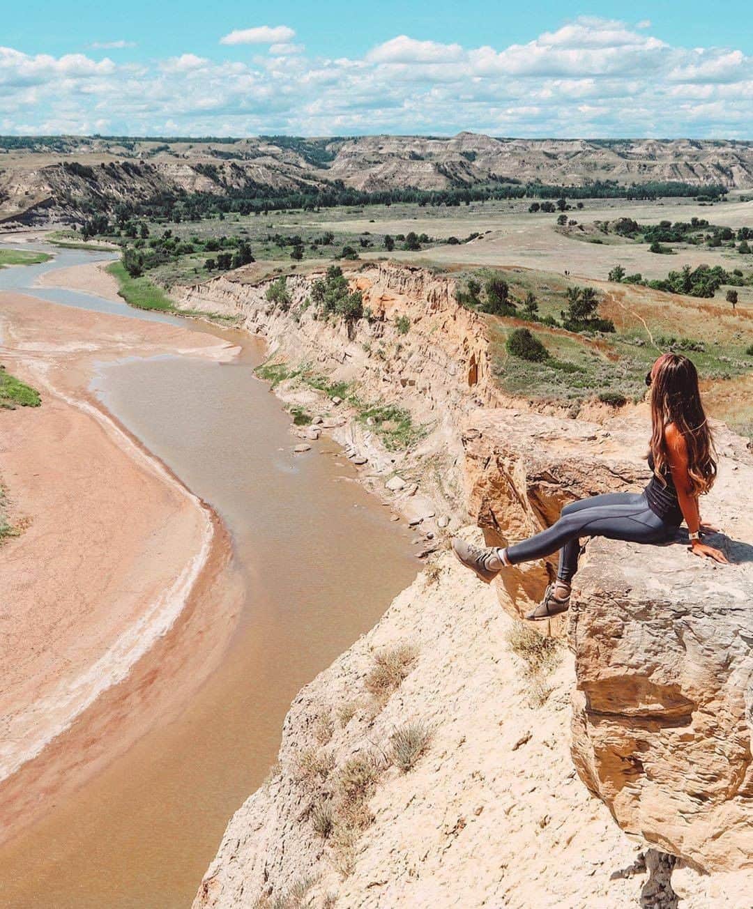Visit The USAさんのインスタグラム写真 - (Visit The USAInstagram)「A National Park where the Great Plains meets the Badlands and gives you views like this! 🙌 Theodore Roosevelt National Park is a sprawling 28,000 hectares in North Dakota! The park has over 15 different trails to explore - from 10 minute leisure hikes to 12 hour hikes through rivers! 📸 : @ashlynyarbrough #VisitTheUSA #TogetherInTravel」8月6日 1時00分 - visittheusa