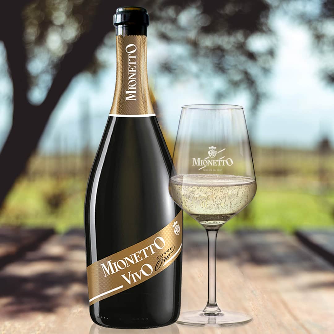 Mionetto Proseccoのインスタグラム：「I profumi e il gusto di frutti esotici si legano alle sfumature ﬂoreali, ai sentori di mandorla e di crosta di pane appena sfornato.⁣ Acquista Cuvée Oro - Vivo Collection sul nuovo e-shop Mionetto e ricevilo direttamente a casa👉  Link in Bio 🍾⁣ #mionettoprosecco #mionettoinsieme #mionettoeshop⁣ ⁣ Bevi Mionetto responsabilmente」