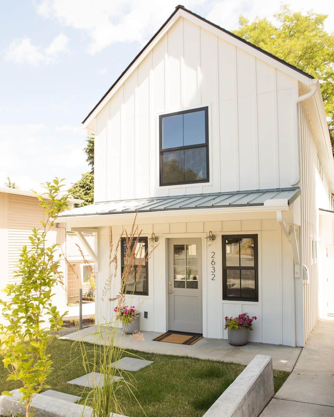 HGTVさんのインスタグラム写真 - (HGTVInstagram)「This bright and beautiful farmhouse in Seattle looked a lot different before Lauren Crocco (@laurencroccoAD) got her hands on it. 😍 Swipe ➡️ to see the dreary and dated before pic and then check out the full renovation at the link in our profile. 🔝⁠⠀ ⁠⠀ #design #interiordesign #farmhouse #renovation #designinspo #seattle #laurencroccoAD」8月6日 1時02分 - hgtv