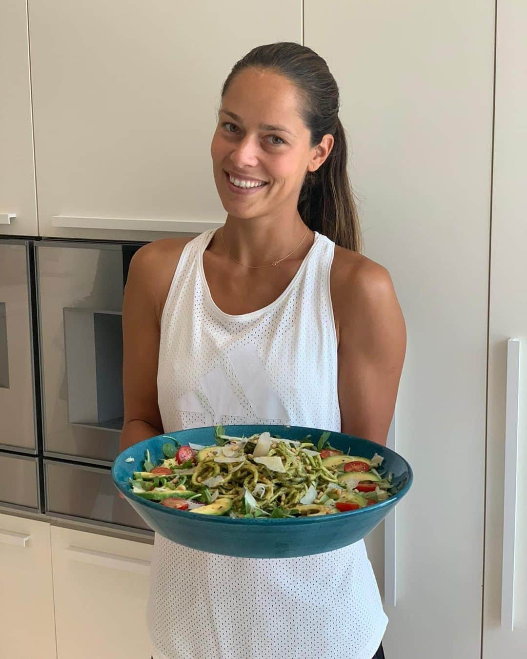 アナ・イバノビッチさんのインスタグラム写真 - (アナ・イバノビッチInstagram)「Call me chef Ana 😜👩🏽‍🍳 This pesto zoodles recipe is our favorite dish this summer! Have you ever tried zoodles? 🙏🏼 #healthiswealth」8月6日 1時02分 - anaivanovic