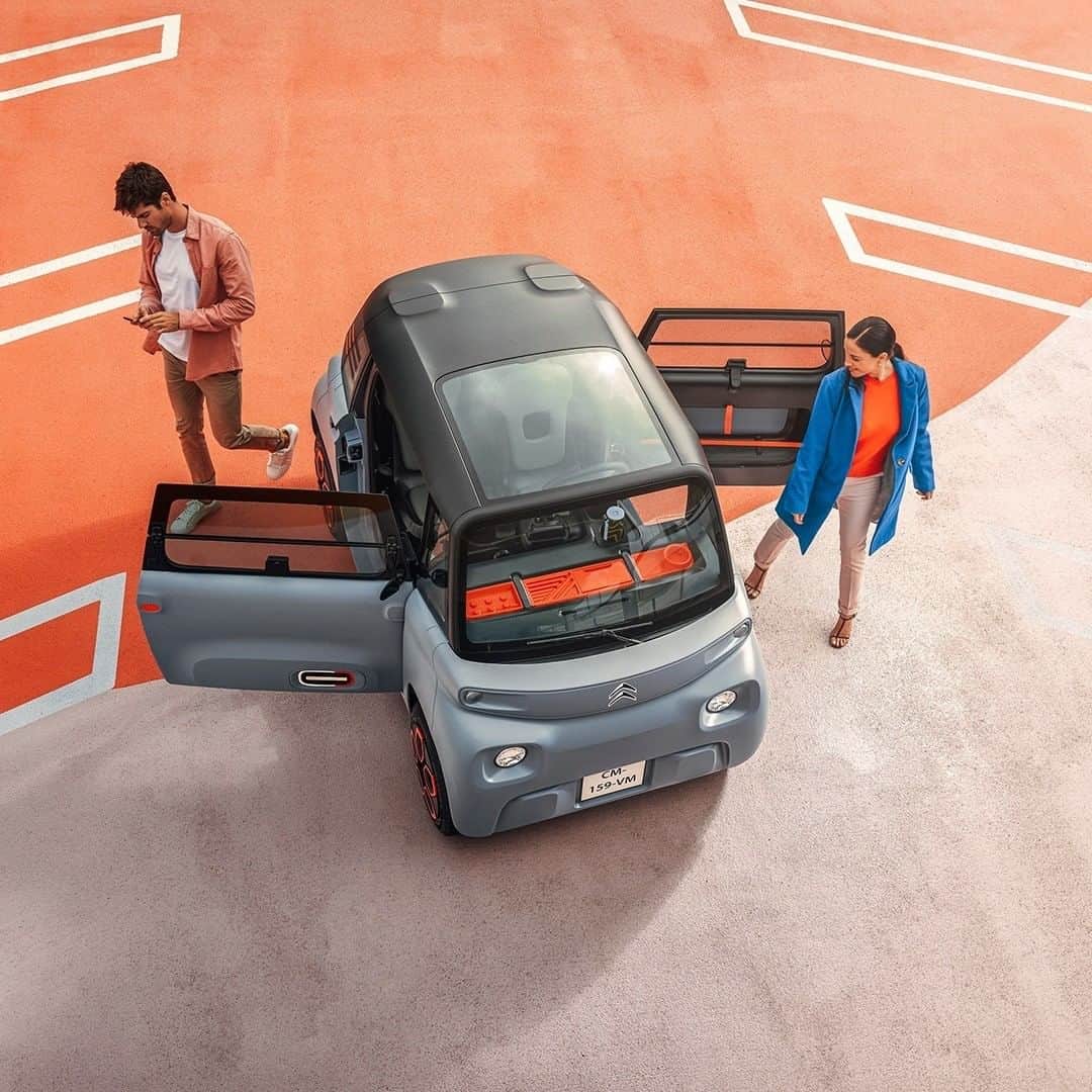 Citroënさんのインスタグラム写真 - (CitroënInstagram)「Citroën Ami - 100% ëlectric, the new generation of electric mobility ⚡️ 75 km range and a full charge in only 3 hours... on a standard 220V socket. You'll love it! Odrer yours online now! #CitroënAmi #ËlectricforAll #InspirëdbyYouAll #Mobility #UrbanMobility #Urban #Car #Instacar #CarofInstagram #Lifestyle #Electric #Design #City #Fashion」8月6日 1時02分 - citroen