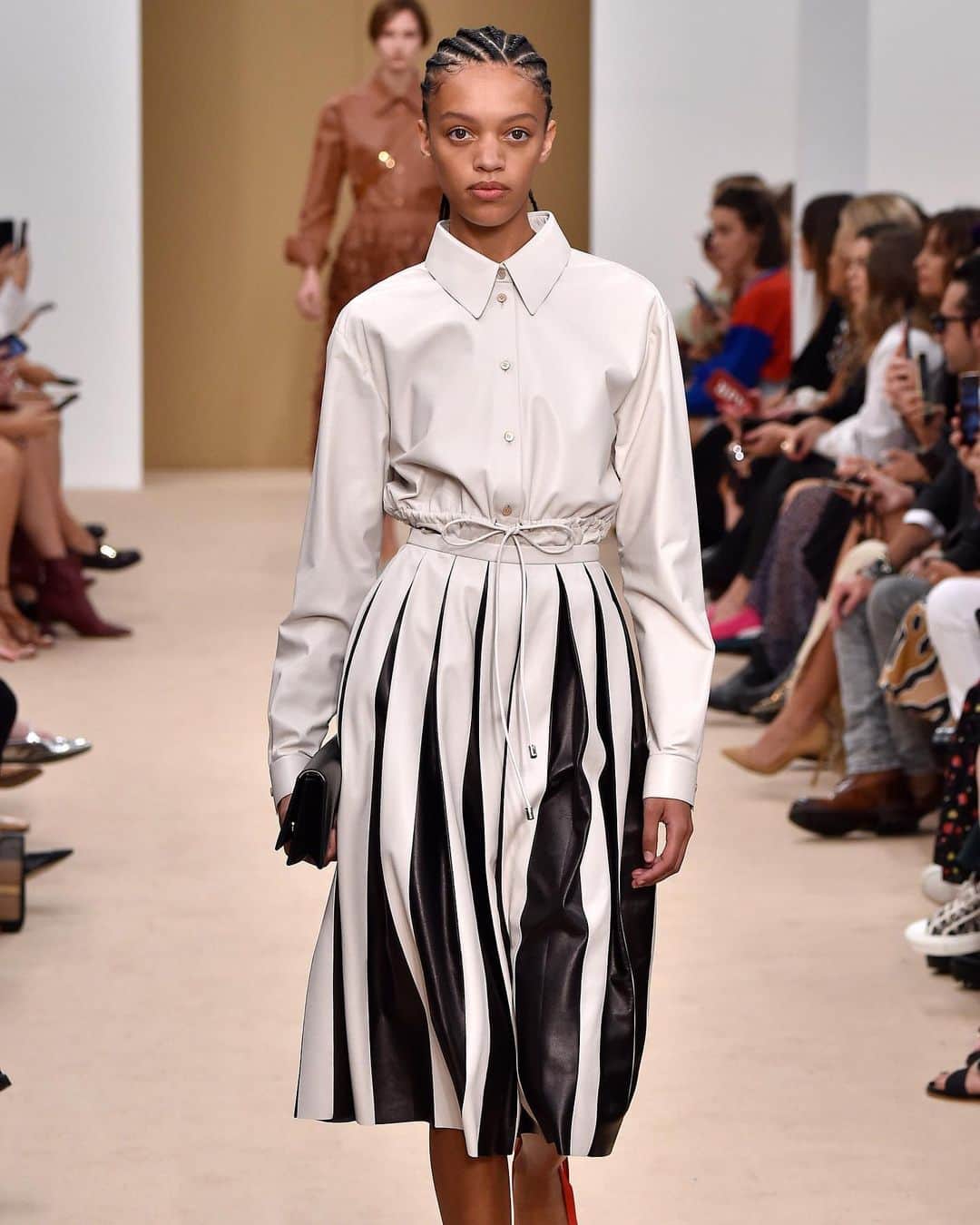 Fashion Weekのインスタグラム：「Pleats and thank you 🖤 Dive into @tods creative director Walter Chiapponi's design process and learn about the artisanship central to the Resort 2021 collection in an immersive, behind-the-making short film. Watch now on @tods IGTV. ⁠⠀ ⁠⠀ Photo by @gettyimages, featuring a runway look from #Tods September 2019 presentation at #MFW」