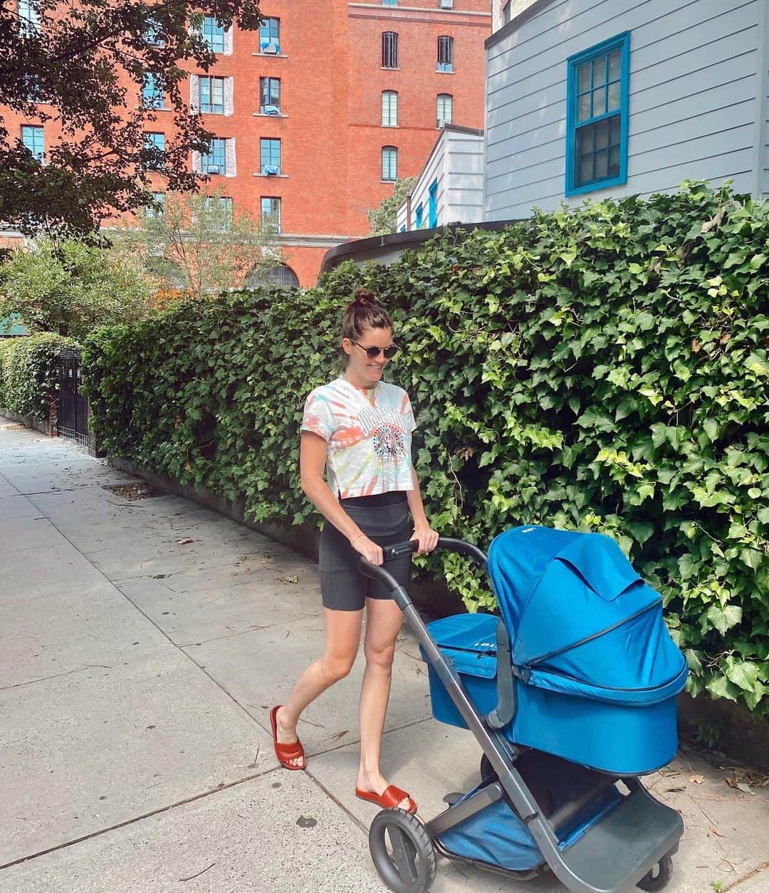 ヒラリー・ローダのインスタグラム：「Big outing today! Walked around the block 🥳」