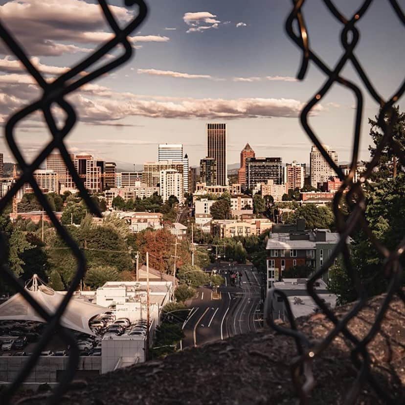 Portlandさんのインスタグラム写真 - (PortlandInstagram)「It’s all about perspective. - 📷: @morganfrom0regon  #Portland #PortlandNW #PDX #OregonNW #City」8月6日 1時15分 - portland