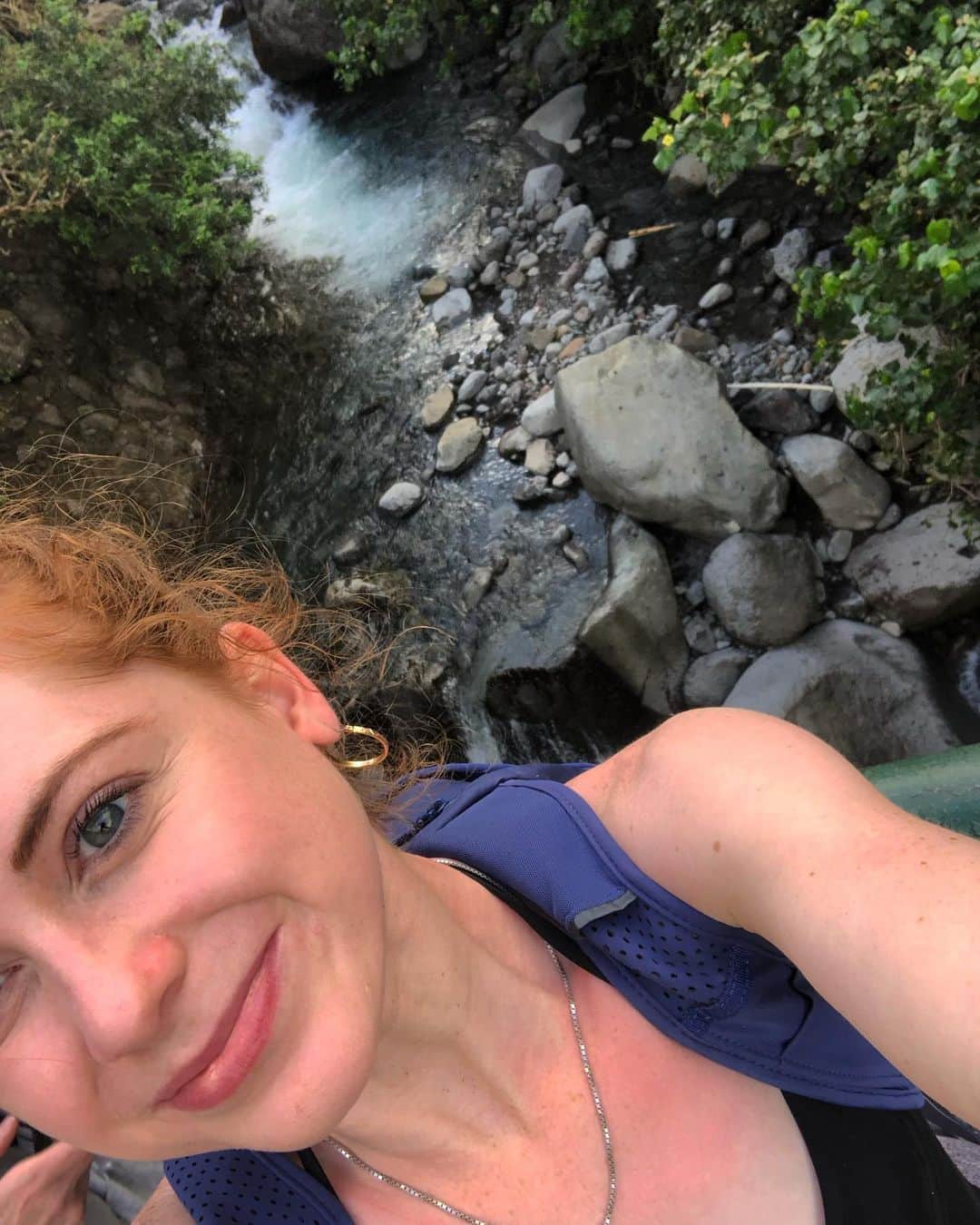 ナターシャ・ピュリッチのインスタグラム：「Shameless selfies in front of a babbling brook somewhere in Hawaii. Oh how I miss travelling to all the pretty places. 🌎🌺🌞🐚 #Maui #Hawaii  #precovidlife」