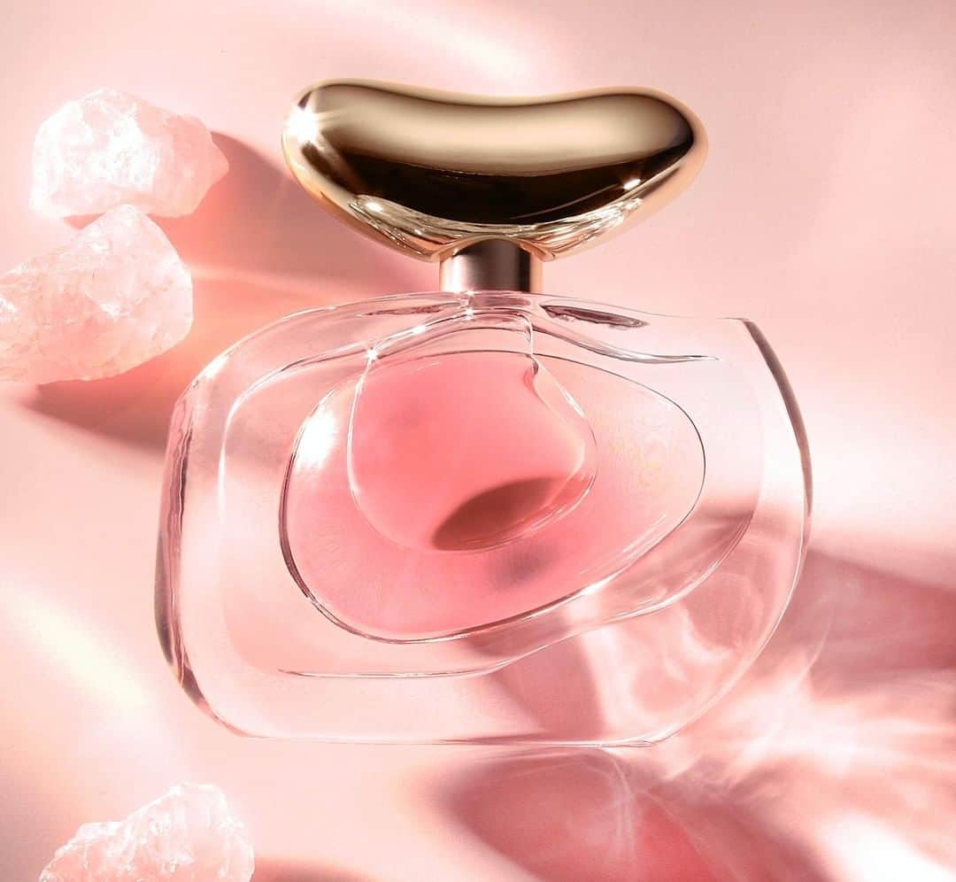 のインスタグラム：「The perfect scent for easy summer days and romantic nights – Vince Camuto illuminare #vincecamuto #myilluminarevc」