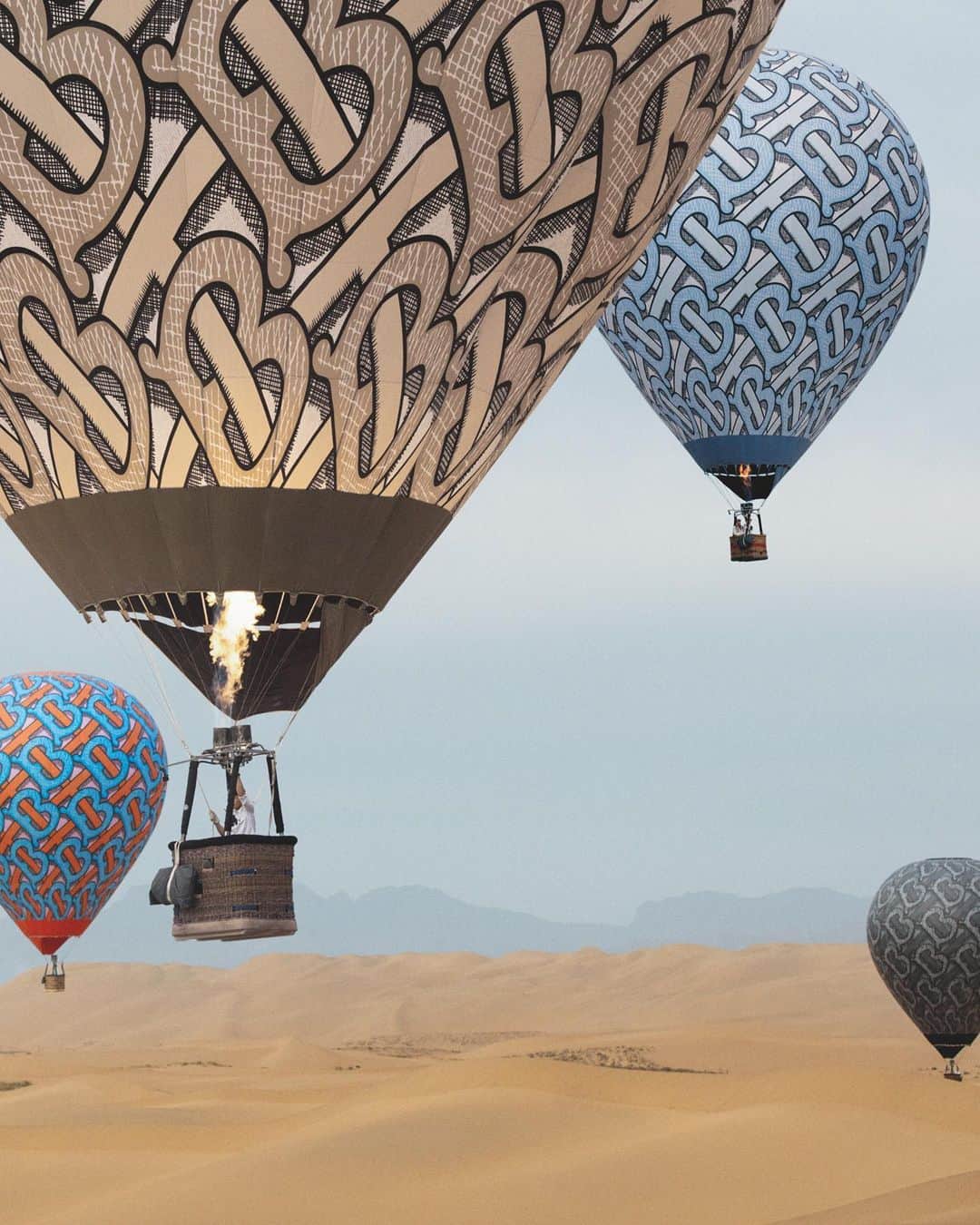 Burberryさんのインスタグラム写真 - (BurberryInstagram)「Adventure awaits . Discover our group of #TBSummerMonogram hot air balloons take flight over the dunes of Wuhai in Inner Mongolia. Read more through the link in bio . #Burberry」8月6日 1時25分 - burberry