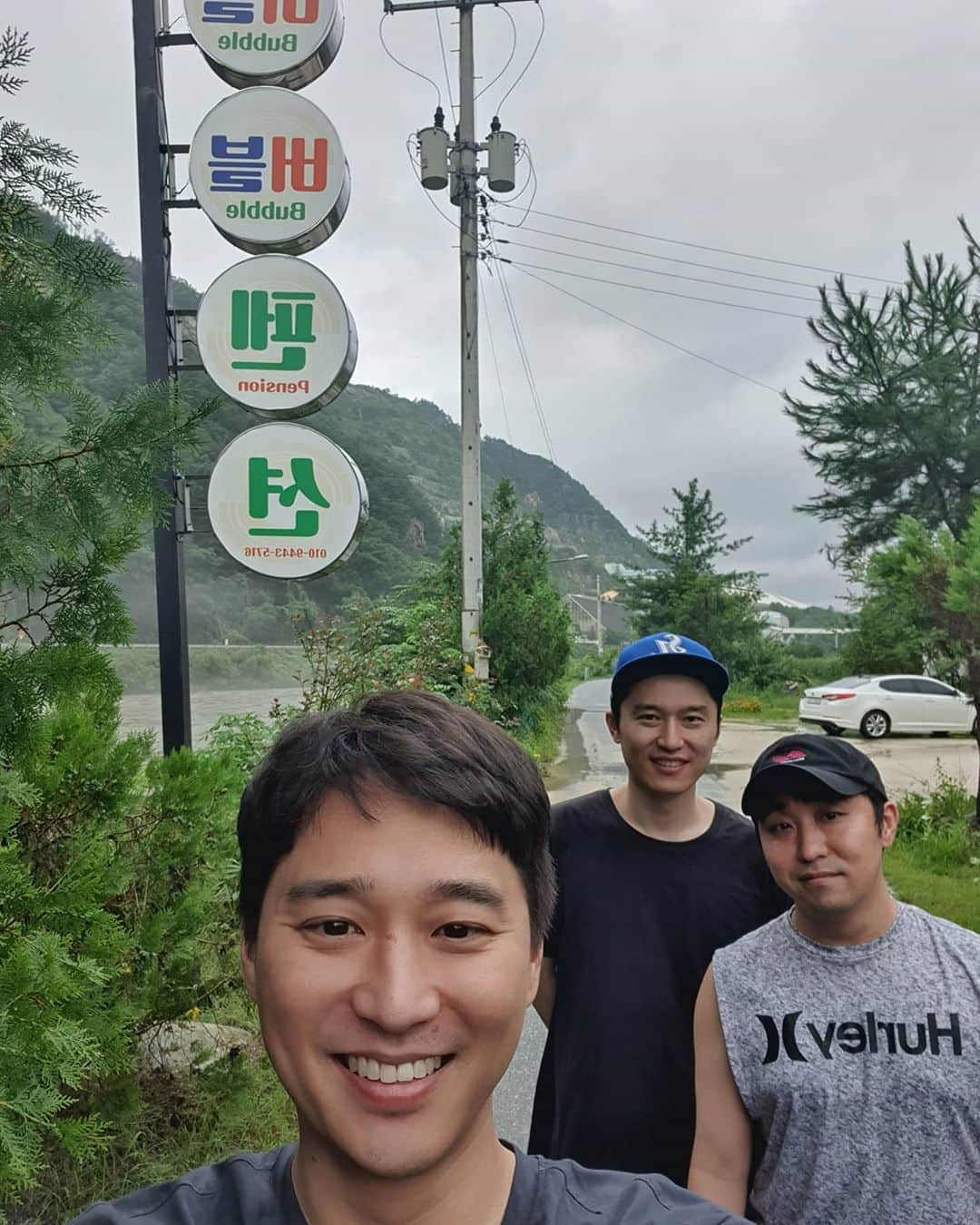 ホ・ジョンミンのインスタグラム：「#여행 #버블버블팬션 우리 고모펜션 놀러오세용 이제 곧 마흔 한명은 마흔 다들 장가 못감 우리 우정 얼추 25년 이생망」