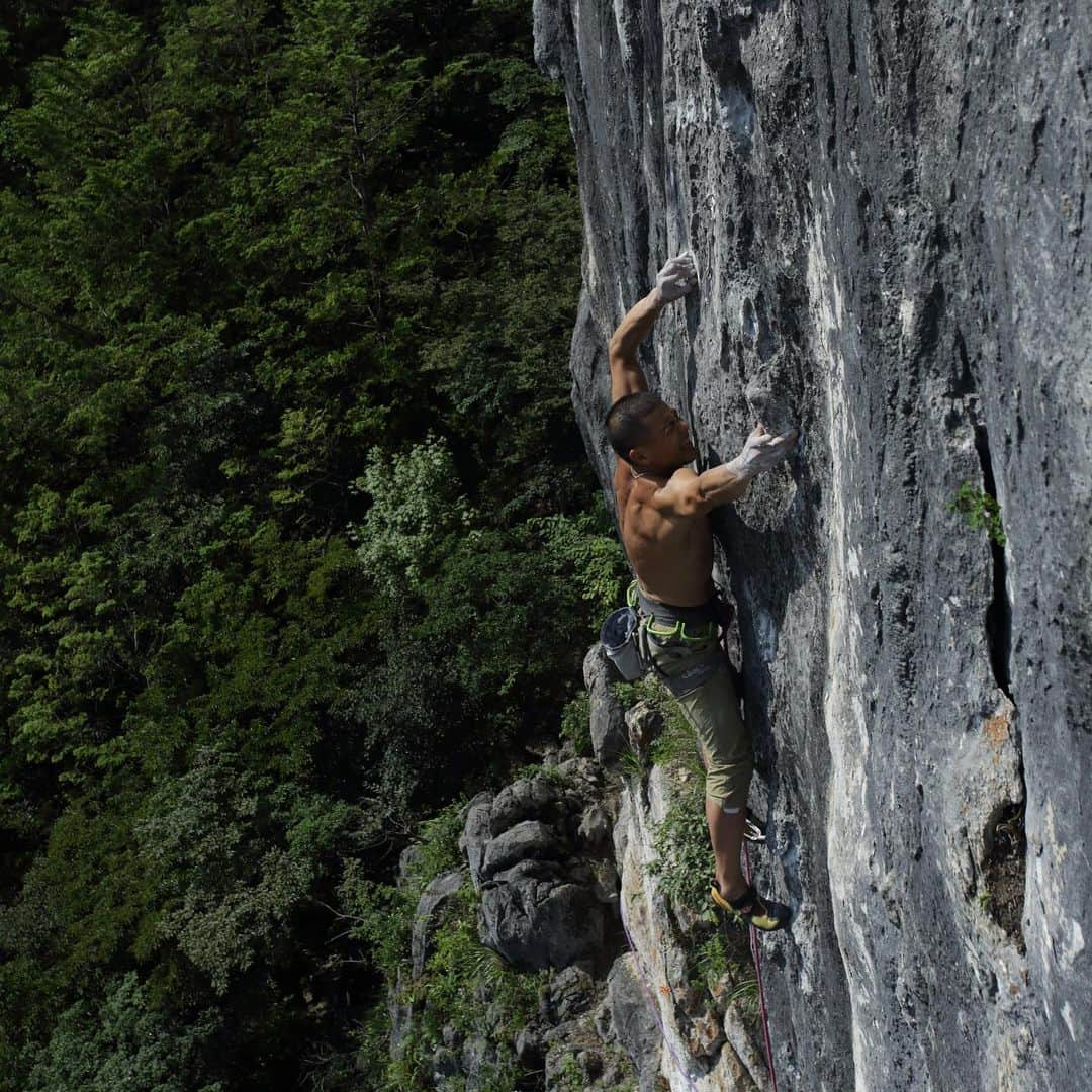 平山ユージさんのインスタグラム写真 - (平山ユージInstagram)「祈り(Inori)🙏8b/5.13d  Photo @maechan82kgclimber   @thenorthfacejp  @beal.official  @blackdiamond  @carbongrip  @oganoclimbing  #oganoic #小鹿野クライミング委員会」8月6日 1時27分 - yuji_hirayama_stonerider