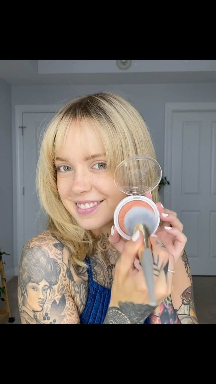 サラ・Xのインスタグラム：「WHAT’S IN MY #IPSY GLAM BAG THIS MONTH? #IPSYpartner I pretty much always get hair masks in my Glam Bag and while y’all might be bored with watching me try to come up with new & exciting ways to apply them on camera, I never get tired of being given the chance to try a new luxury deep conditioning treatment each month before deciding if I really want to spend my $$$ on a full size (and I will absolutely be buying a full size version of this month’s mask my hair feels AMAZING). My makeup products this month were all a great fit too and really on brand for the blush natural aesthetic I’ve been doing for my everyday look lately.  Be sure to give them a follow at @IPSY to stay up to date on what’s new (like Ultra Personalization) and be on the lookout for all the awesome giveaways they do!  Products in my shiny #IPSYFutureYou Glam Bag this month:  @briogeo Be Gentle, Be Kind Avocado + Kiwi Mega Moisture Mask @ofracosmetics Blush shade: Bellini @ibybeauty eyeshadow shade: In Bloom @larucebeauty LR112 Blending Brush @incrediblecosmetics Rollerbaby Rollerball gloss shade: Rolling Like A Honey   #subscriptionbox #subscriptionboxes #makeupsubscription #beautysubscription #beautysubscriptionbox #makeupvideos #makeupvideo #beautyvideo #beautyvideos」
