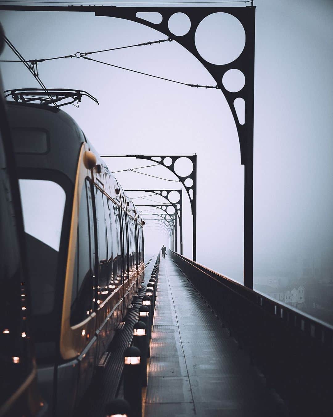 Thomas Kakarekoのインスタグラム：「the porto days Throwback to one of the most incredible things I ever got to shoot since I started with photography almost 10 years ago: Early morning in Porto under a thick layer of fog. Plans are being made and I can‘t wait to return to Portugal this fall.  #porto #portugal #visitporto」