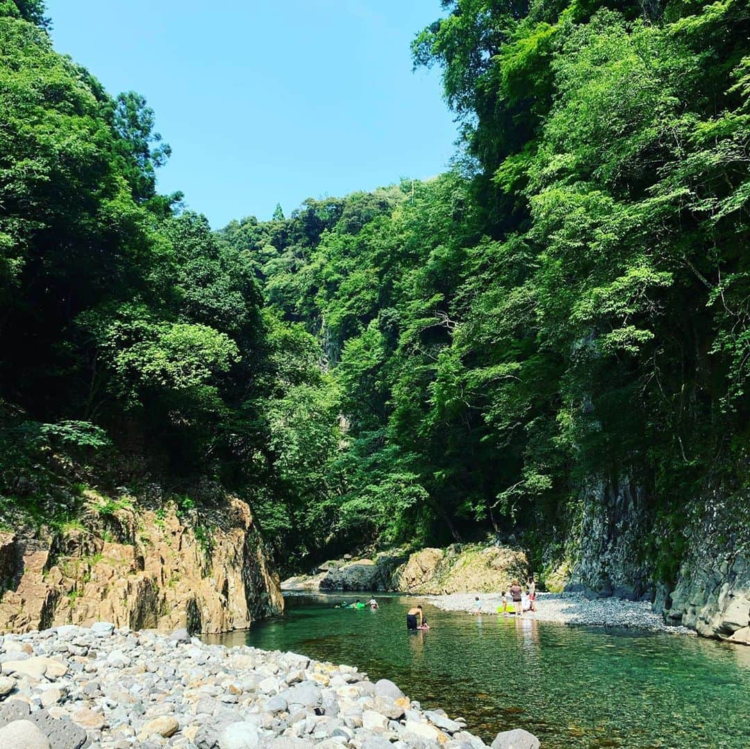 齊藤美絵さんのインスタグラム写真 - (齊藤美絵Instagram)「川に入って、温泉に入って 姫だるまを見つけて。  そんな日々🍀  娘と竹田のファミリーと。  自分軸がしっかりあって、 自然の美しさ、美味しさ、 楽しさ、人の優しさ、温かさに 感動しながら暮らしている人に 出逢えたことに感謝✨  #大分　#竹田　#月のしずく　#温泉　#姫だるま　#♨️ #暮らす実験室iki  #シェアハウス　#滞迫峡　#緒方　#水　#自然の恵み　#地球に寄り添った暮らし方　 #ツタエルヒト。」8月6日 1時46分 - saitomie