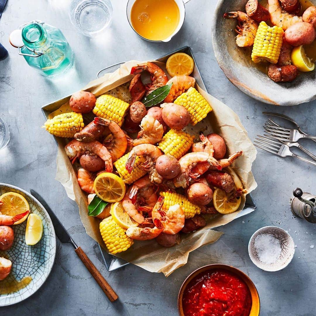 マーサ・スチュワートさんのインスタグラム写真 - (マーサ・スチュワートInstagram)「Give your grill a break this weekend and opt for a low-country boil. A mix of smoky sausage, briny shrimp, tender potatoes, and sweet corn go into this casual southern dinner. Using a multicooker optimizes this classic recipe for those extra-warm days when you want things cooked as fast as possible. Better yet, the colorful mix of ingredients can be served up on one big platter, making it a great dish to serve for a backyard cookout with family. Grab the recipe at the link in bio! 📷: @juliagartland」8月6日 1時52分 - marthastewart