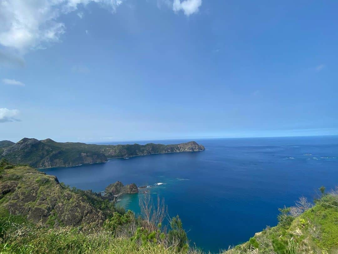 のインスタグラム：「今日は旭平展望台からの景色をどうぞ！ 島の東側にあるこちらの展望台からは、日の出を見ることもできます♪ 大村地区からは車で10分程度。 夜明道路沿いで駐車スペースもございます！ #世界遺産小笠原諸島 #小笠原諸島 #小笠原 #小笠原村 #父島 #旭平展望台 #夜明道路」