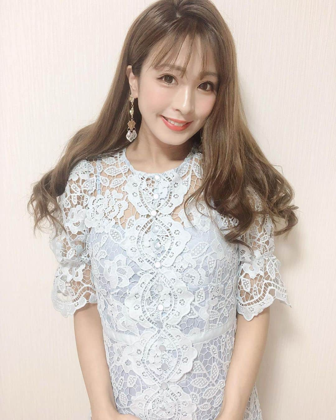 Fujikoさんのインスタグラム写真 - (FujikoInstagram)「👗👑👗👑  Hello💛⭐️  今日はひさひざに #ラヂオ岸和田 さんにお邪魔します！ 生放送18:00〜20:00 なので、是非ご視聴いただけたら嬉しいです💝🤗  ネットで「ラジオ岸和田」と検索で、 ネットからもご視聴できますよ〜❣️  #beoneheart  の宣伝に💖✨  沢山の人に、「今」聞いてほしい歌です🌝✨  届きますように👸🏻⭐️  #Fujiko#アーティスト #ラジオ#ラジオ岸和田#生放送#fashion#make#singer#beoneheart #心一つに#関西#頑張る#フォローしてね#応援してね」8月5日 17時04分 - fujikochan1023