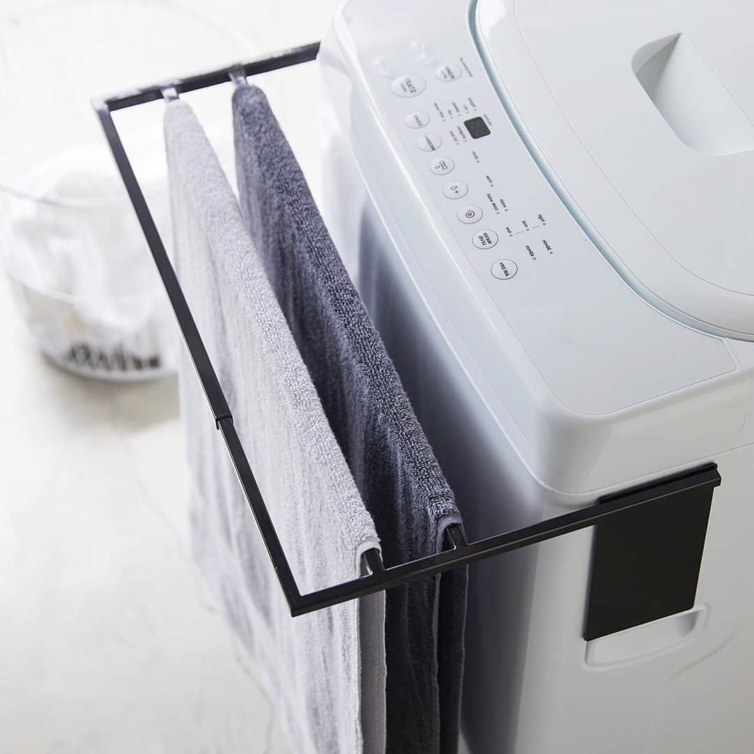 yamazaki_japanさんのインスタグラム写真 - (yamazaki_japanInstagram)「バスタオルを干すスペースに「マグネット伸縮洗濯機バスタオルハンガー タワー」のご紹介です。 . 洗濯機にマグネットで設置できるバスタオルハンガー。 伸縮して長さを調節できるため、洗濯機のサイズに合わせてピッタリと設置できます。  バスタオルだけでなく、バスマットを掛けておくハンガーとしてもおすすめ。 洗濯物や着替えをちょい置きしておくスペースとしても活躍します。  使わないときは方向を変えて設置するだけでスペースを無駄にせず収納できます。 . ■SIZE:約W39～68×D32×H18cm ■耐荷重:約3kg . --------------------------------- 山崎実業のコラムサイト「Simple Life Lab.」も運営中◎ 暮らしのアイデアや、漫画ヤマクマちゃんなど様々なコンテンツが掲載されています。 是非ご覧ください。 ‪https://www.yamajitsu.co.jp/lab/‬ --------------------------------- . #home#tower#モノトーンインテリア#スタイリッシュ#洗濯機周り#洗濯機#ランドリー#ランドリー収納#ランドリールーム#マグネット#バスタオルハンガー#バスタオル干し#暮らし#丁寧な暮らし#シンプルライフ#おうち#北欧雑貨#北欧インテリア#収納#シンプル#モダン#便利#おしゃれ #雑貨 #yamazaki #山崎実業」8月5日 16時59分 - yamazaki.home.channel