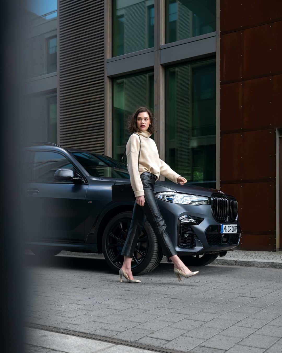 BMWのインスタグラム：「Elegance is not about being noticed, it's about being remembered. The BMW X7 Edition Dark Shadow. #TheX7 #BMW #7Series #luxurycars」