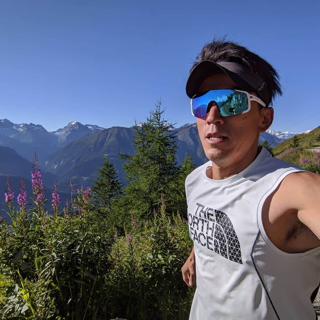 のインスタグラム：「Bonjour Suiss alpes ! 走ったのでこの後は飛びます✨😁✨  #スイス　#トレイルランニング 　#朝活」