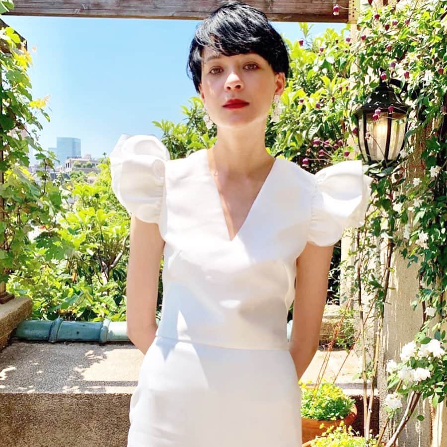 エル・マリアージュのインスタグラム：「今日みたいな真夏日にぴったりの花嫁ショート。襟足すっきりでモードに暑さ対策🌞🌞🌞🌞🌞 .. Dress @halfpennylondon at @thetreatdressing  Earring @elizabethbowerofficial at @thetreatdressing  .. Styling CHIE TAKEOKA Hair JUN GOTO(ota office) Makeup KIE KIYOHARA (beauty direction) Model Randelina(wizard) Venue @ogasawarahakushakutei  .. #ellemariage #エルマリアージュ #プレ花嫁 #結婚準備 #おしゃれ婚 #2021春婚 #2021春婚 #2020秋婚 #2020冬婚 #日本中のプレ花嫁さんと繋がりたい #フォトウェディング #ellebride #dreamdress #ウエディングドレス選び #みんなでエルマリアージュ #ツーブロック #ショート花嫁 #花嫁ヘア #トリート花嫁 #thetreatdressing #halfpennylondon #shorthairstyle  #続きは最新号で💕」