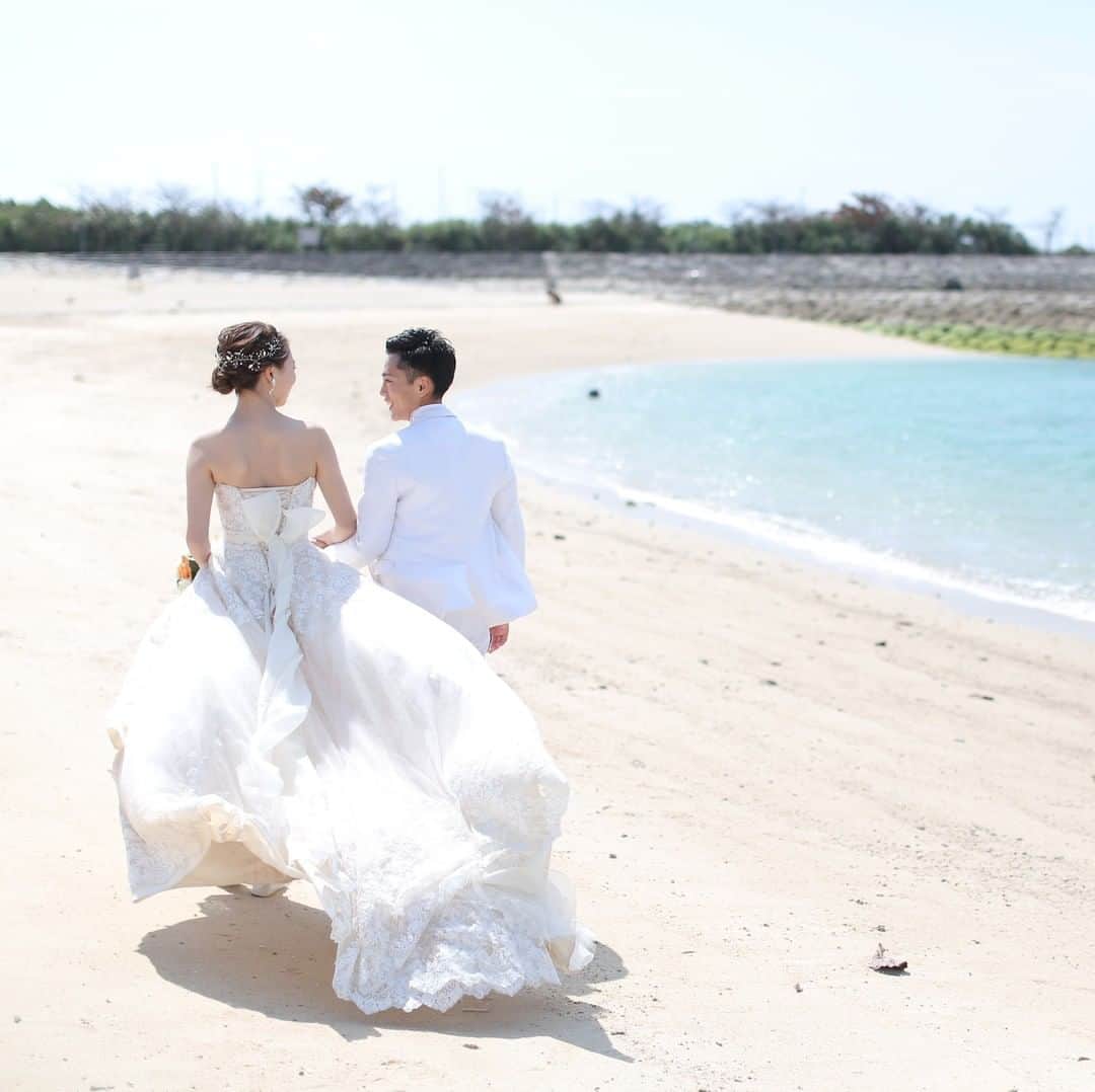 【公式】小さな結婚式さんのインスタグラム写真 - (【公式】小さな結婚式Instagram)「@petit.wedding をフォローしてね♩ #小さな結婚式 をつけてのお写真投稿も大歓迎です♡ こちらの公式IGでリグラムさせていただきます＊ . ウェディングドレスを着て海辺を歩くのも 非日常で貴重な体験ですよね♪ おふたりらしい素敵なフォトを撮影してみませんか？* . >>#小さな結婚式沖縄店 . ——————— #小さな結婚式 #petitwedding #ラヴィファクトリー #前撮り #結婚式 #プレ花嫁 #卒花 #アットホーム #少人数 #家族婚 #少人数結婚式 #ウェディング #ウェディングドレス #wedding #bridal #weddingdress #花嫁 #結婚式準備 #式場探し #日本中のプレ花嫁さまと繋がりたい #結婚式の思い出に浸る会 #結婚準備 #フォトウェディング #フォトスポット #ウェディングドレス #花嫁コーデ #ビーチフォト #ビーチ」8月5日 17時15分 - petit.wedding
